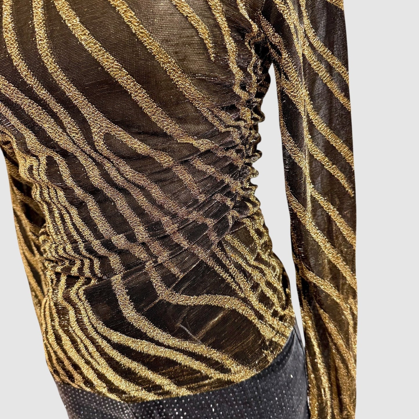Top mesh zébré à fils métallisés – Col montant